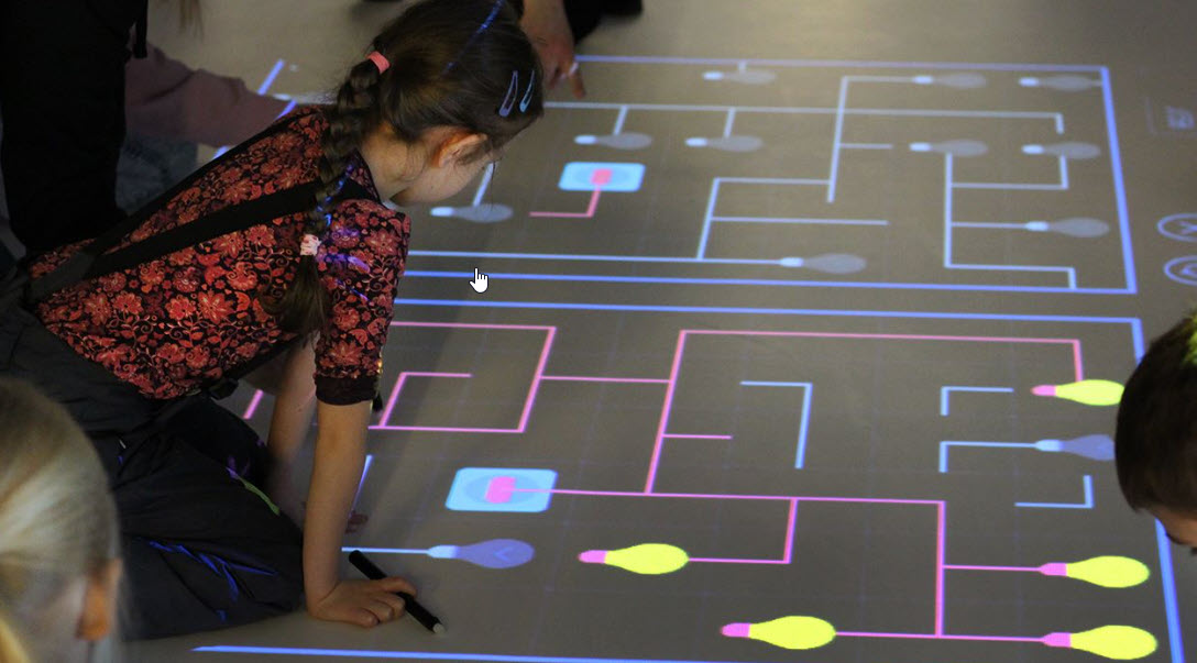 Kodowanie na podłodze interaktywnej – jak SmartFloor wspiera naukę logicznego myślenia u dzieci?