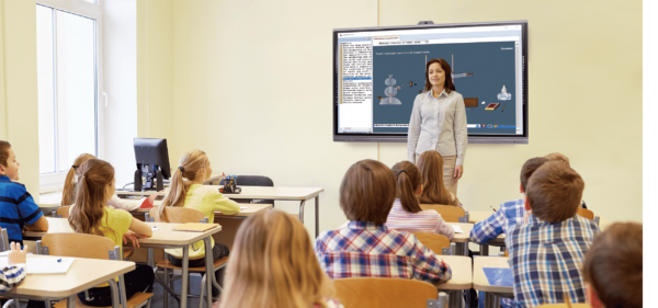 Monitor interaktywny czy projektor? Co lepiej sprawdzi się w szkole w 2026 roku?