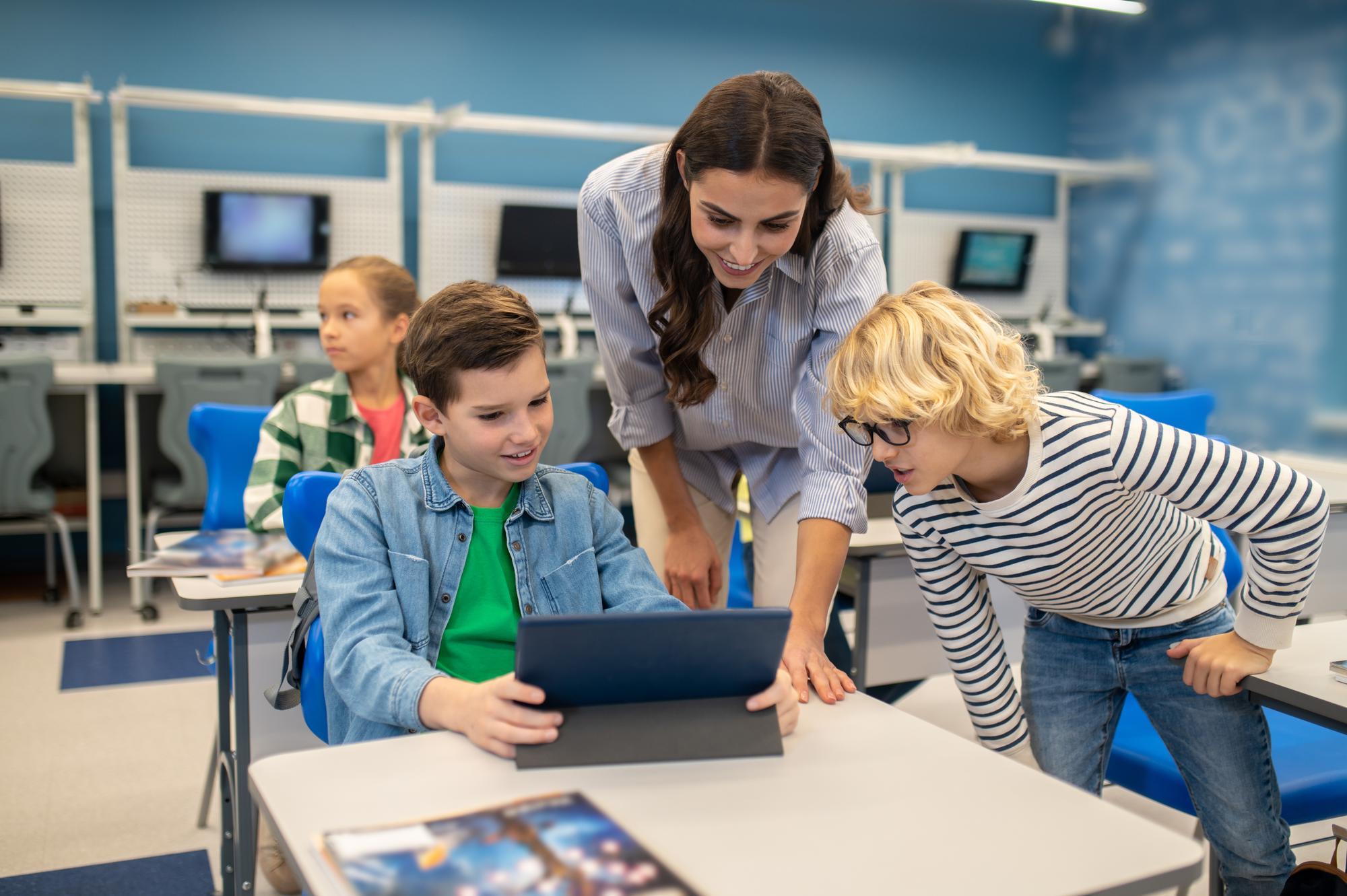 Kompas Jutra czy Cyfrowy Uczeń? Porównanie programów dla dyrektorów szkół